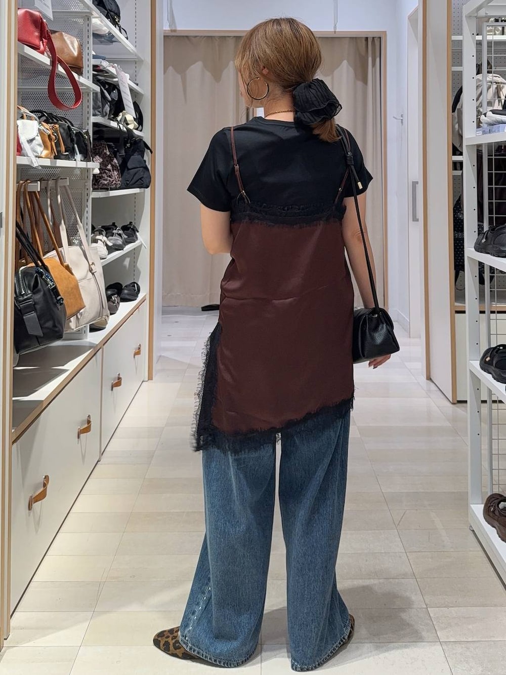 ブルー系のデニムパンツ、ブラウン系のキャミソール、その他のパンプスを着用したレディースの夏コーディネートの5枚目の写真