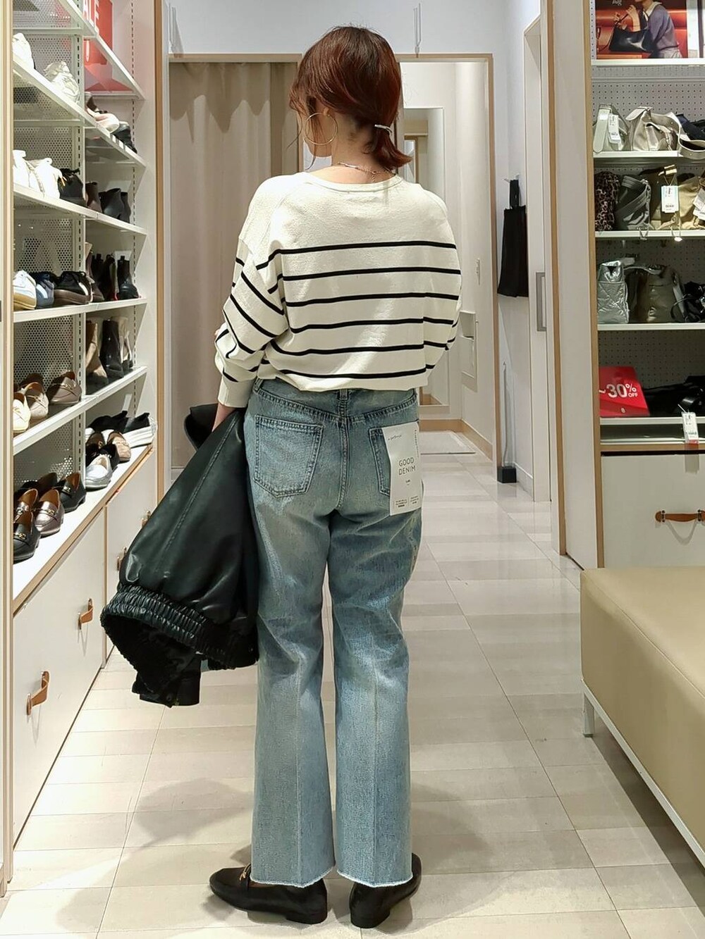 ブラック系のローファー、ブラック系のショルダーバッグ、ホワイト系のニット/セーターを着用したレディースの春コーディネートの6枚目の写真