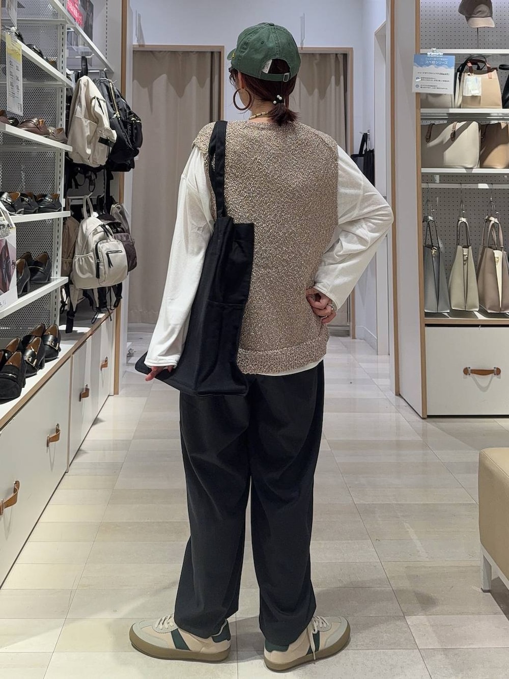 ベージュ系のスニーカー、ベージュ系のTシャツ/カットソー、ホワイト系のTシャツ/カットソーを着用したレディースの秋コーディネートの3枚目の写真