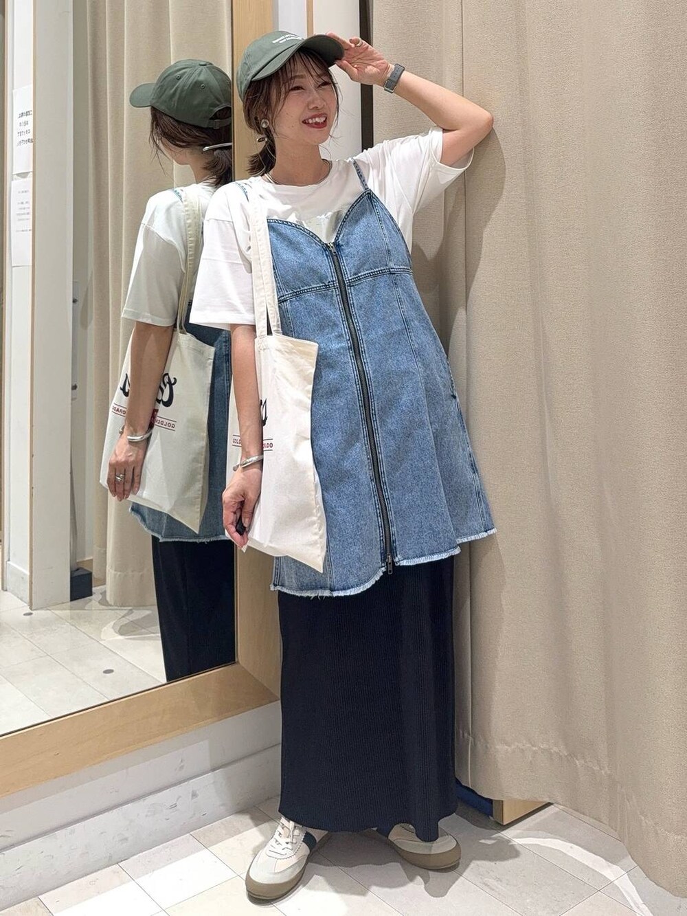 ベージュ系のスニーカー、ホワイト系のTシャツ/カットソー、ブラック系のショルダーバッグを着用したレディースの夏コーディネートの2枚目の写真