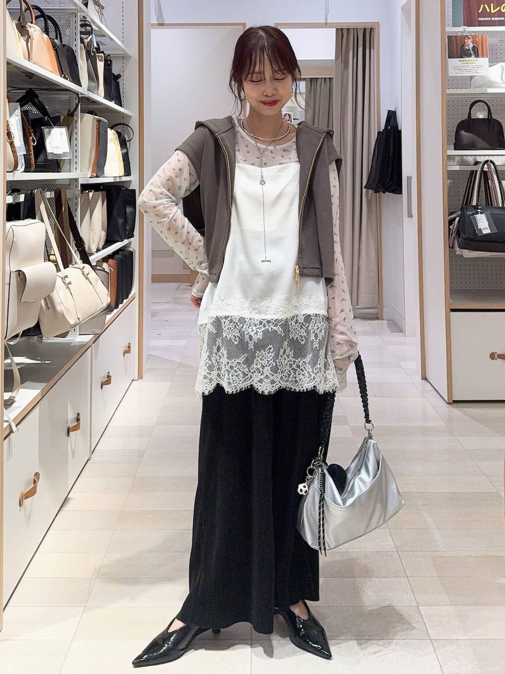 ホワイト系のTシャツ/カットソー、ブラック系のパーカー、ホワイト系のキャミソールを着用したレディースの冬コーディネートの4枚目の写真