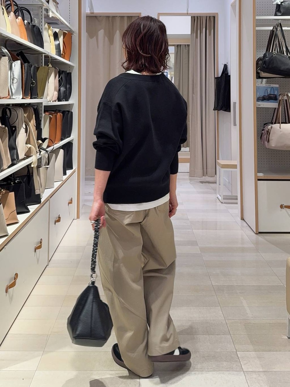 ブラック系のスニーカー、ブラック系のカーディガン/ボレロ、ベージュ系のその他パンツを着用したレディースの春コーディネートの8枚目の写真