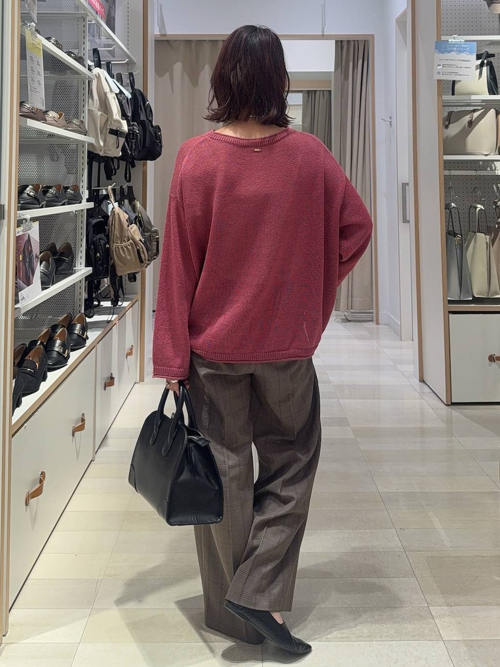 ブラック系のパンプス、ブラック系のキャミソール、ブラウン系のスラックスを着用したレディースの秋コーディネートの5枚目の写真