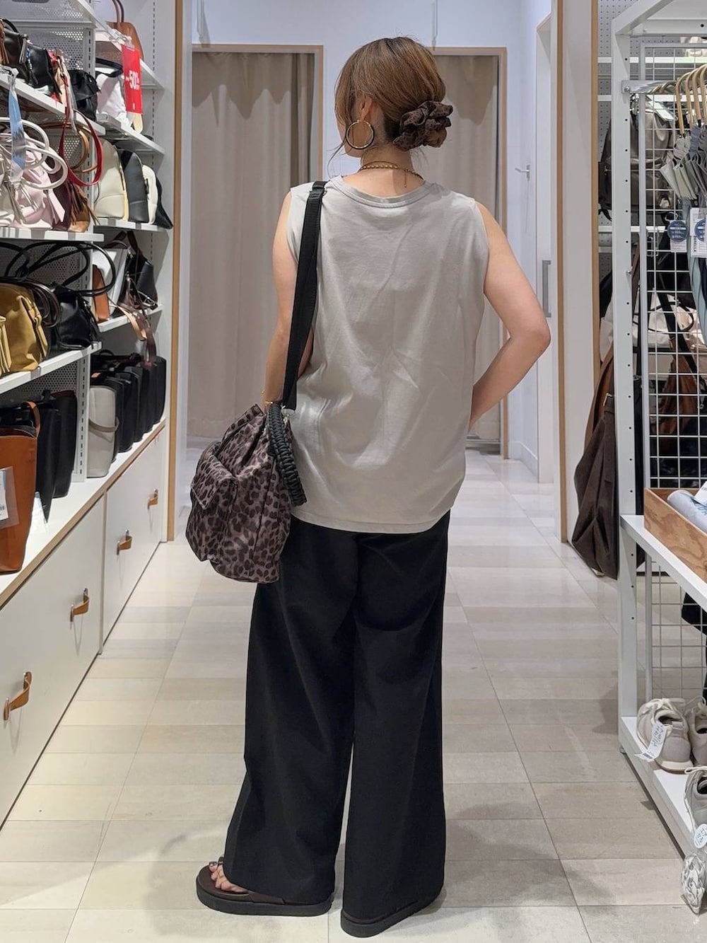 ブラック系のその他パンツ、ホワイト系のキャミソール、ブラウン系のサンダルを着用したレディースの夏コーディネートの8枚目の写真