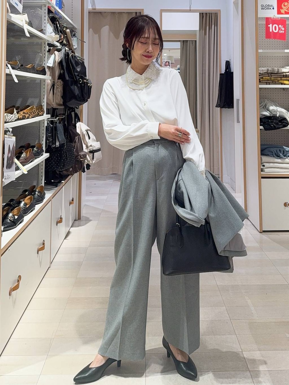 ブラック系のショルダーバッグ、ブラック系のパンプス、ホワイト系のシャツ/ブラウスを着用したレディースの冬コーディネートの3枚目の写真