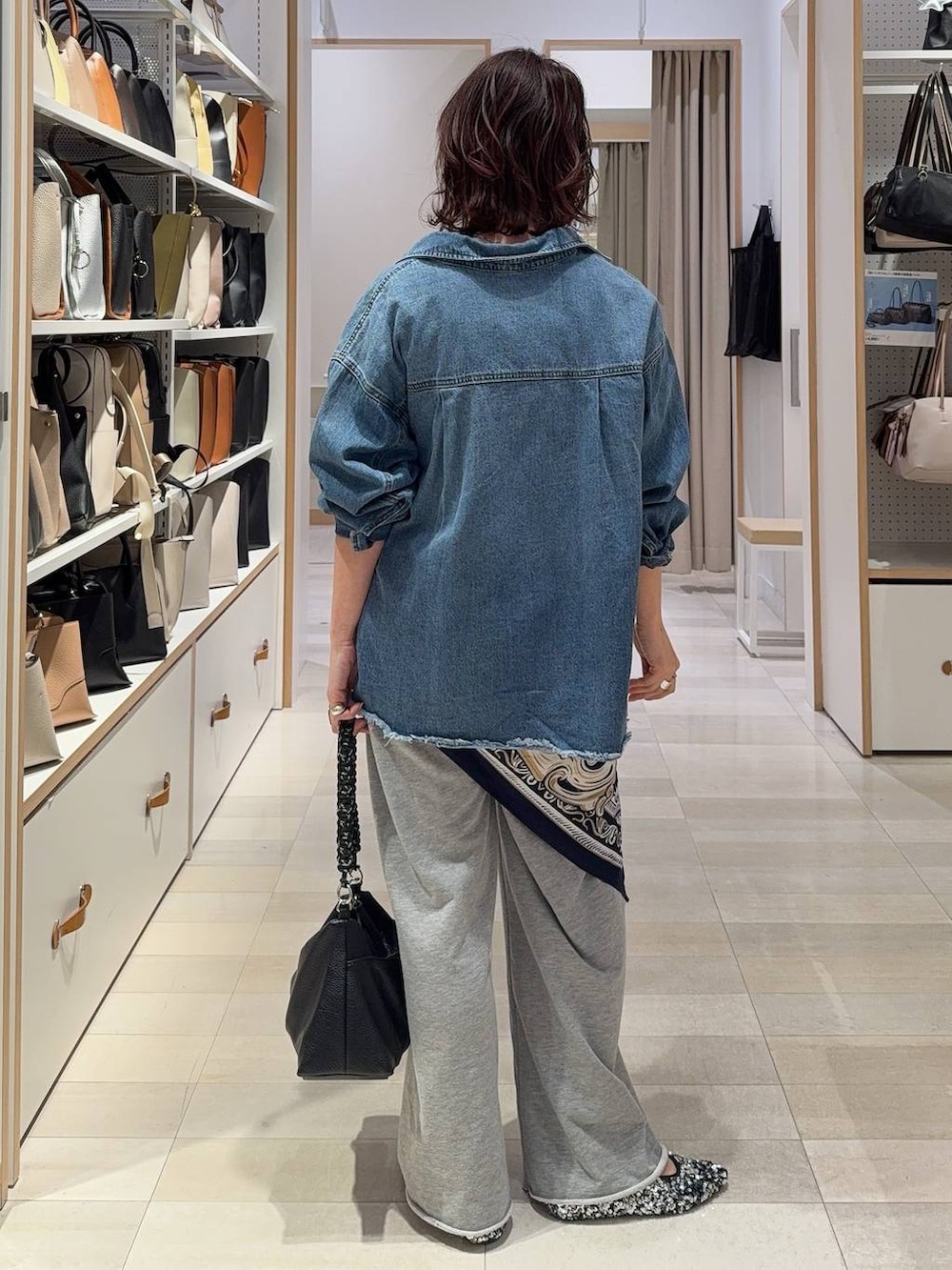 ブラック系のタンクトップ、ブルー系のシャツ/ブラウス、グレー系のスウェットパンツを着用したレディースの春コーディネートの8枚目の写真