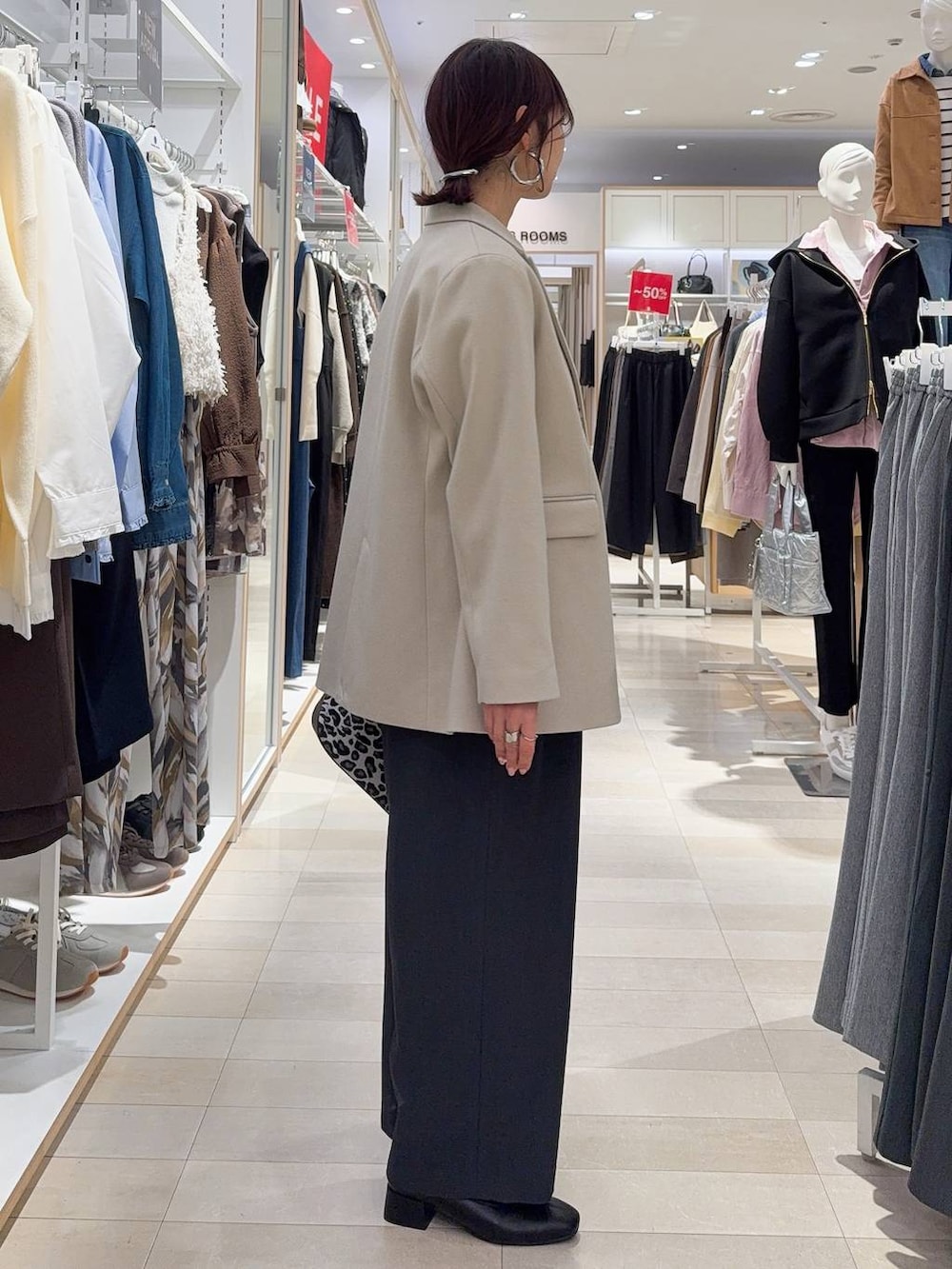 その他のショルダーバッグ、ブラック系のニット/セーター、ブラック系のブーツを着用したレディースの冬コーディネートの3枚目の写真