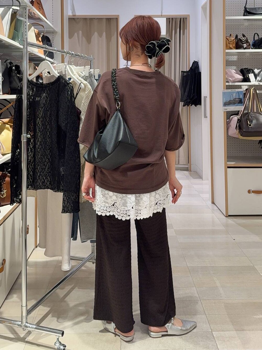 ブラウン系のスウェット、ブラウン系のその他パンツ、シルバー系のネックレスを着用したレディースの春コーディネートの7枚目の写真