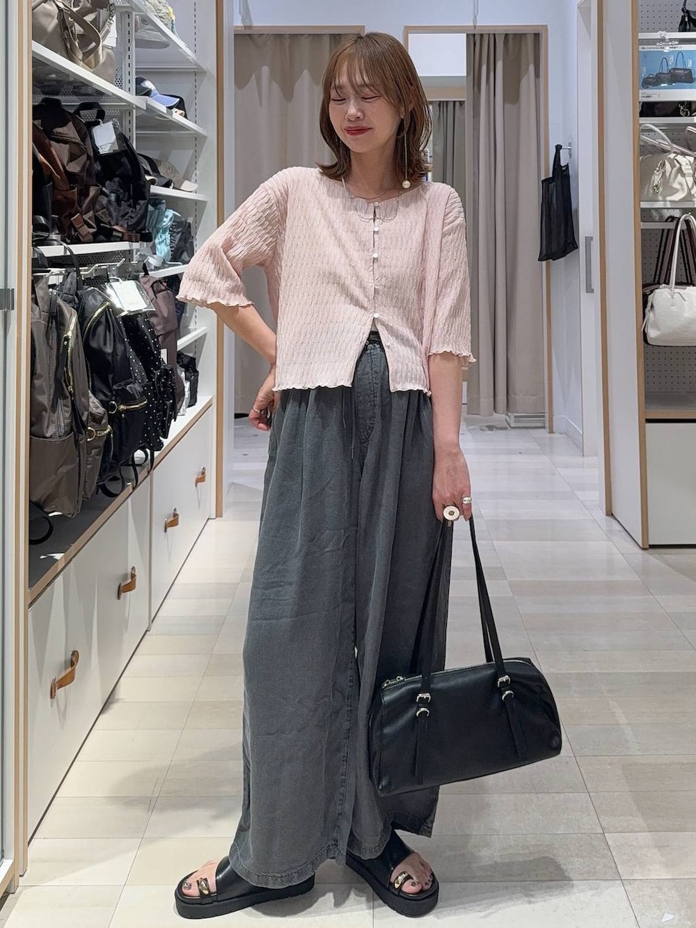 ホワイト系のその他パンツ、シルバー系のネックレス、ブラック系のキャップを着用したレディースの春コーディネートの8枚目の写真