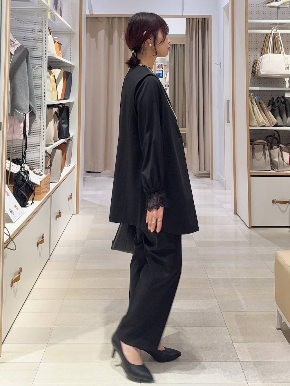 ブラック系のシャツ/ブラウス、ブラック系のスラックス、ブラック系のその他アウターを着用したレディースの冬コーディネートの5枚目の写真