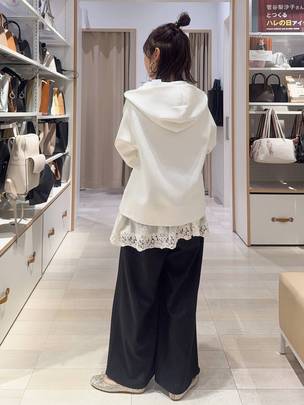 ゴールド系のバレエシューズ、ホワイト系のパーカー、ブルー系のトートバッグを着用したレディースの冬コーディネートの9枚目の写真