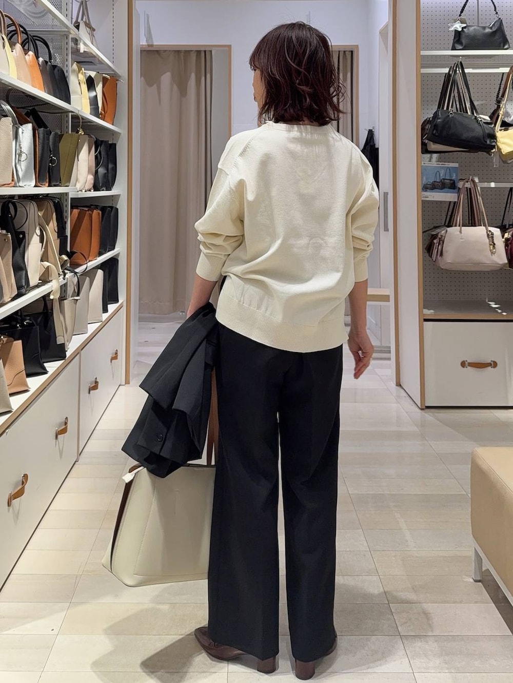 ブラック系のその他パンツ、ブラック系のテーラードジャケット、ホワイト系のトートバッグを着用したレディースの春コーディネートの8枚目の写真