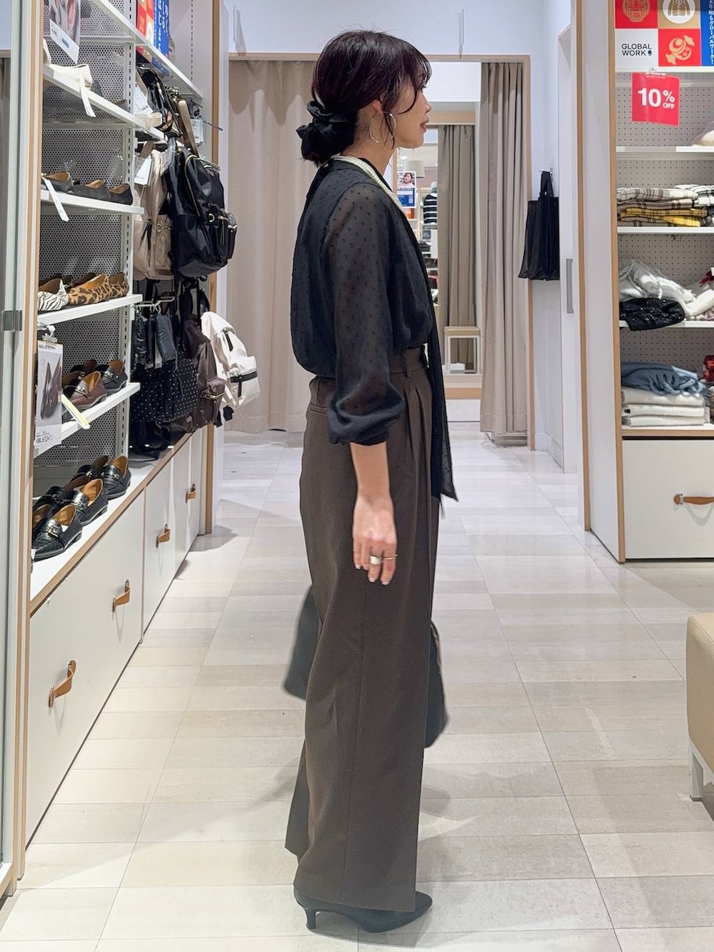 ブラック系のパンプス、ブラック系のシャツ/ブラウス、ブラウン系のテーラードジャケットを着用したレディースの冬コーディネートの5枚目の写真