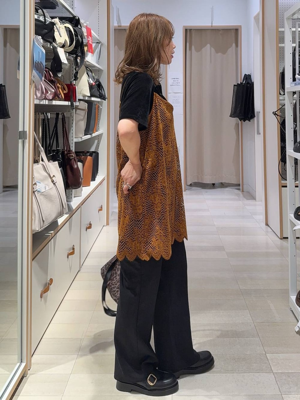 オレンジ系のキャミソール、ブラック系のローファー、ブラック系のTシャツ/カットソーを着用したレディースの夏コーディネートの3枚目の写真