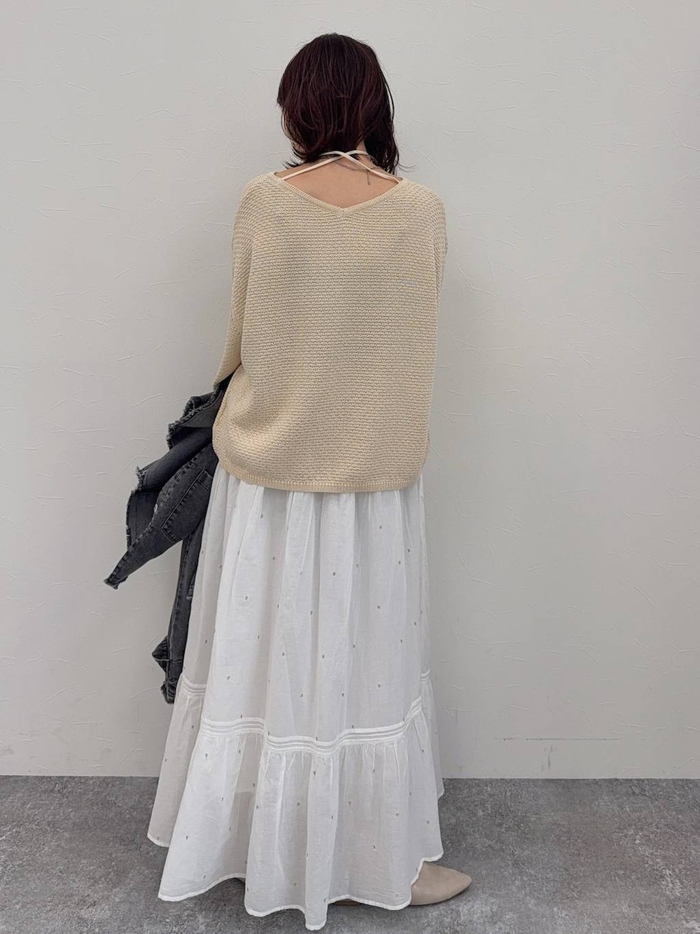 ホワイト系のパンプス、ベージュ系のショルダーバッグ、シルバー系のネックレスを着用したレディースの春コーディネートの7枚目の写真