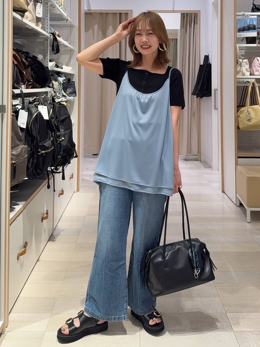 ブラック系のサンダル、ブラウン系のTシャツ/カットソー、シルバー系のネックレスを着用したレディースの春コーディネートの2枚目の写真