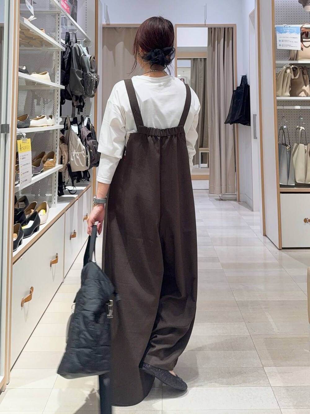 ブラック系のバレエシューズ、ブラック系のショルダーバッグ、ホワイト系のTシャツ/カットソーを着用したレディースの秋コーディネートの7枚目の写真