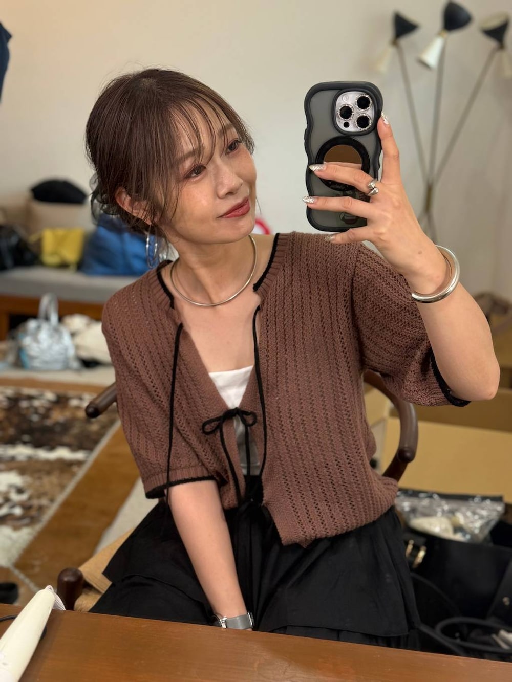 ブラック系のスカート、ブラック系のショルダーバッグ、ブラック系のキャミソールを着用したレディースの夏コーディネートの3枚目の写真