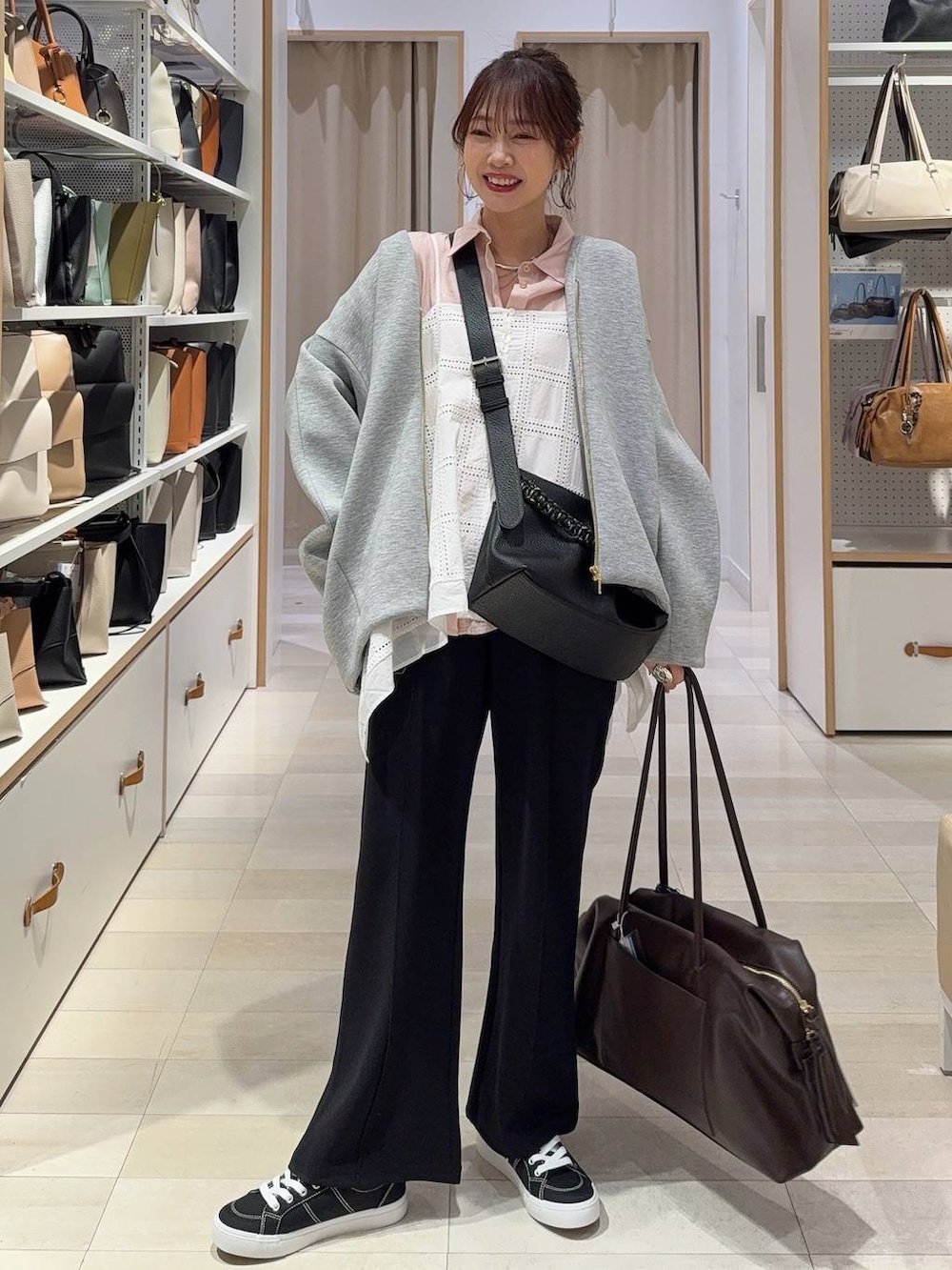 ピンク系のシャツ/ブラウス、ブラック系のその他パンツ、ブラック系のスニーカーを着用したレディースの春コーディネートの2枚目の写真