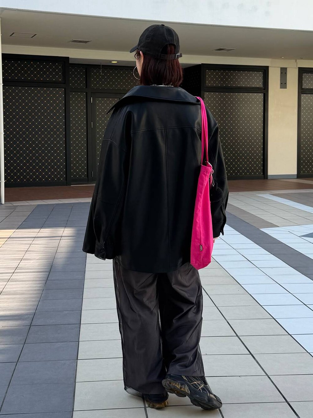 ホワイト系のTシャツ/カットソー、ブラック系のブルゾン、グレー系のその他パンツを着用したレディースの冬コーディネートの7枚目の写真