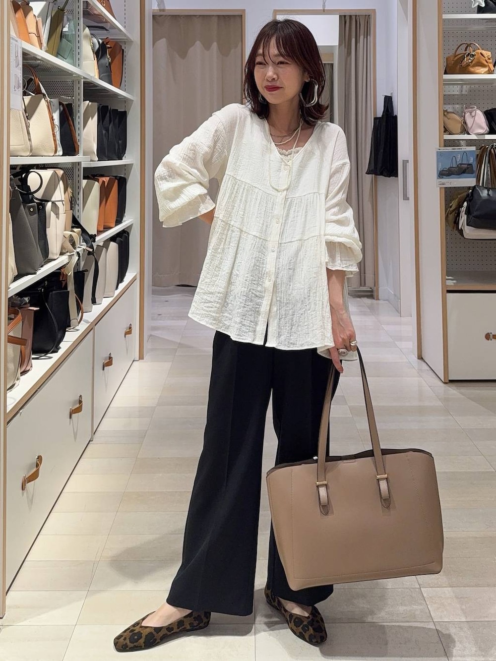 ブラック系のキャミソール、ブラウン系のその他パンツ、ゴールド系のネックレスを着用したレディースの春コーディネートの4枚目の写真