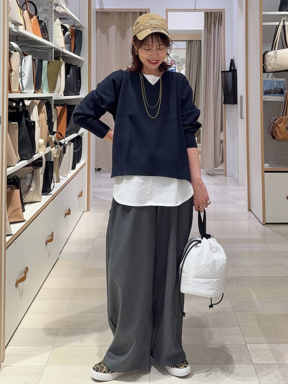 ブルー系のデニムパンツ、ブルー系のデニムパンツ、ブルー系のニット/セーターを着用したレディースの春コーディネートの4枚目の写真