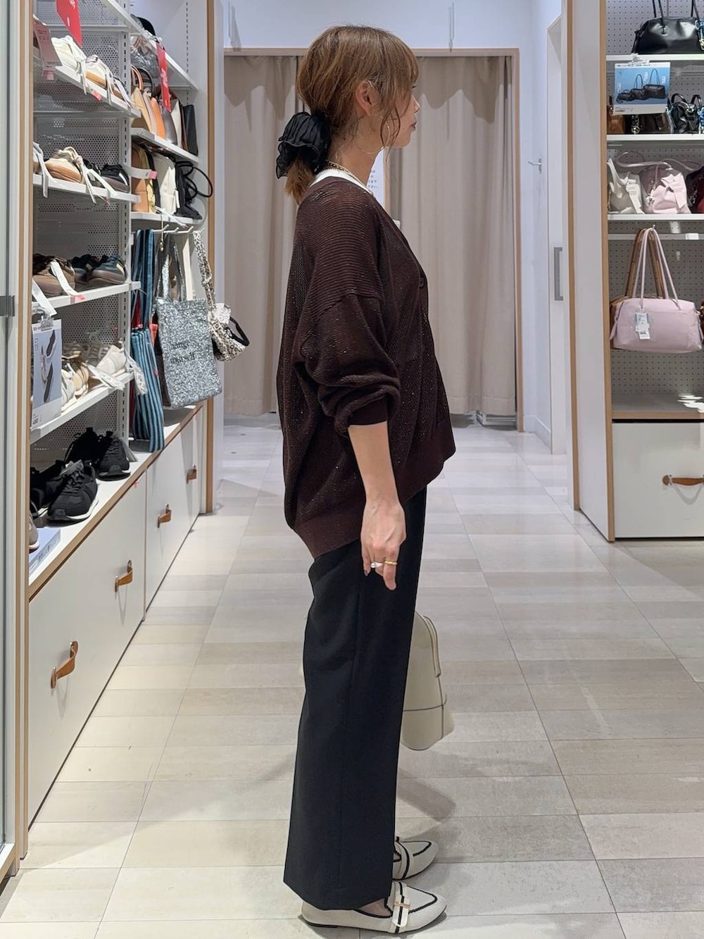 ホワイト系のパンプス、ベージュ系のボストンバッグ、ブラック系のその他パンツを着用したレディースの夏コーディネートの5枚目の写真