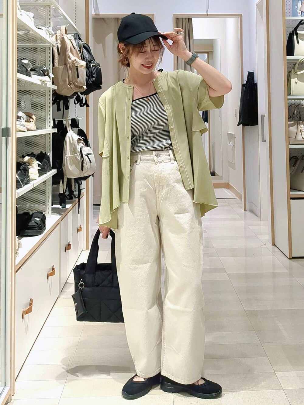 ブラック系のその他パンツ、ホワイト系のトートバッグ、その他のパンプスを着用したレディースの春コーディネートの2枚目の写真