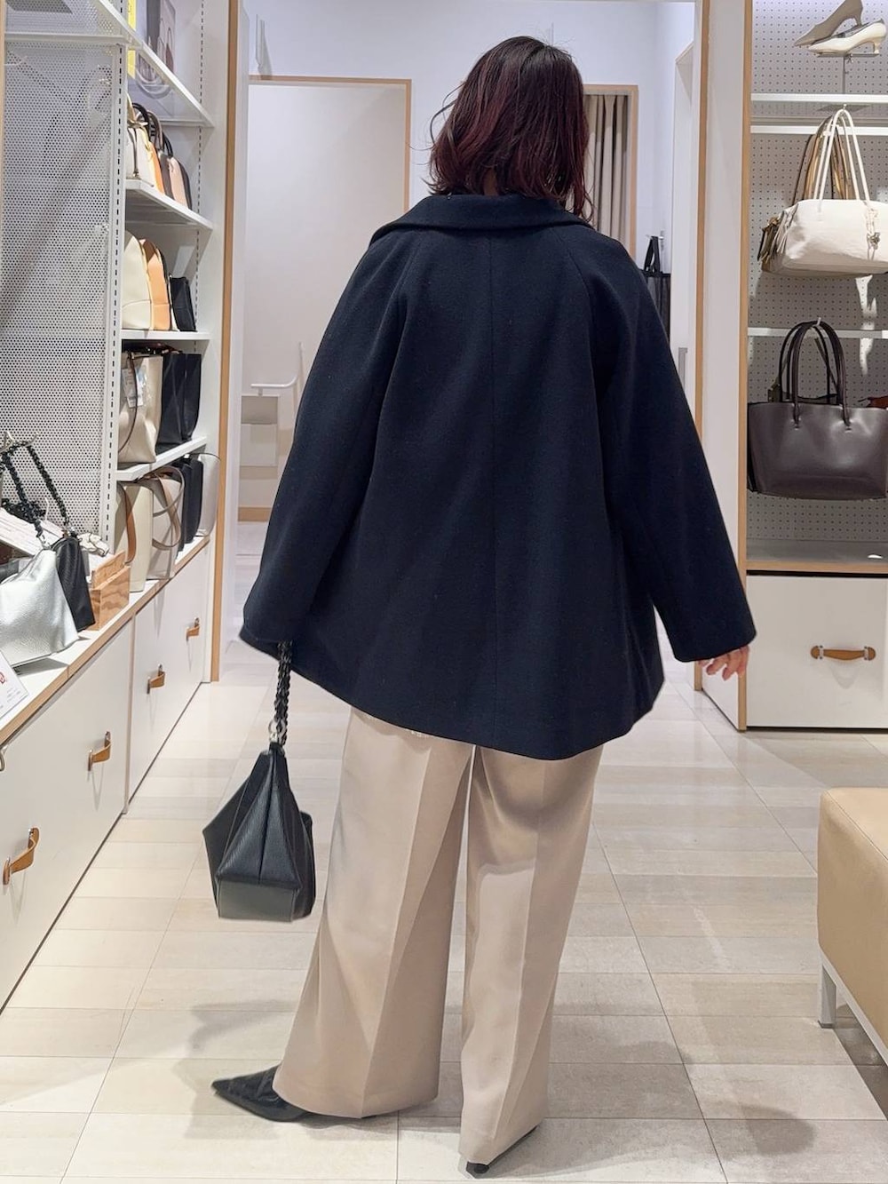 ゴールド系のタンクトップ、ブルー系のチェスターコート、イエロー系のカーディガン/ボレロを着用したレディースの冬コーディネートの5枚目の写真