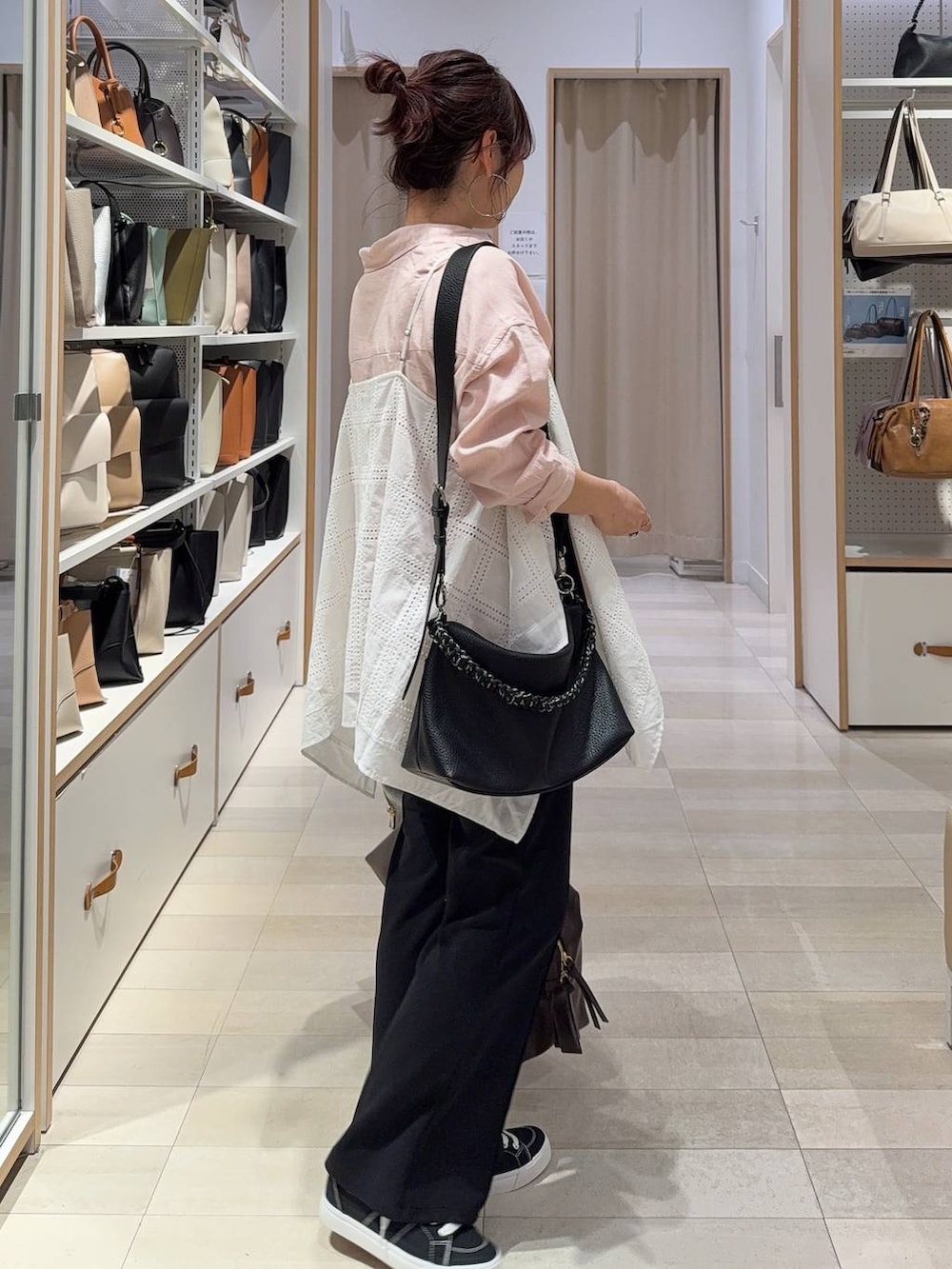 ピンク系のシャツ/ブラウス、ブラック系のその他パンツ、ブラック系のスニーカーを着用したレディースの春コーディネートの8枚目の写真