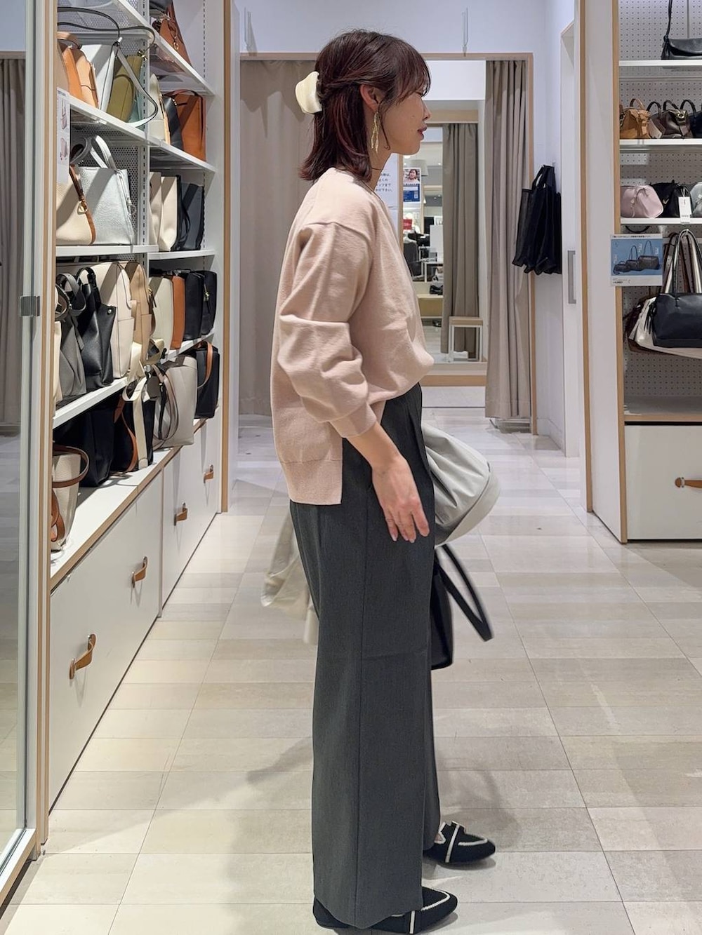 その他のパンプス、グレー系のその他パンツ、ブラック系のトートバッグを着用したレディースの春コーディネートの6枚目の写真