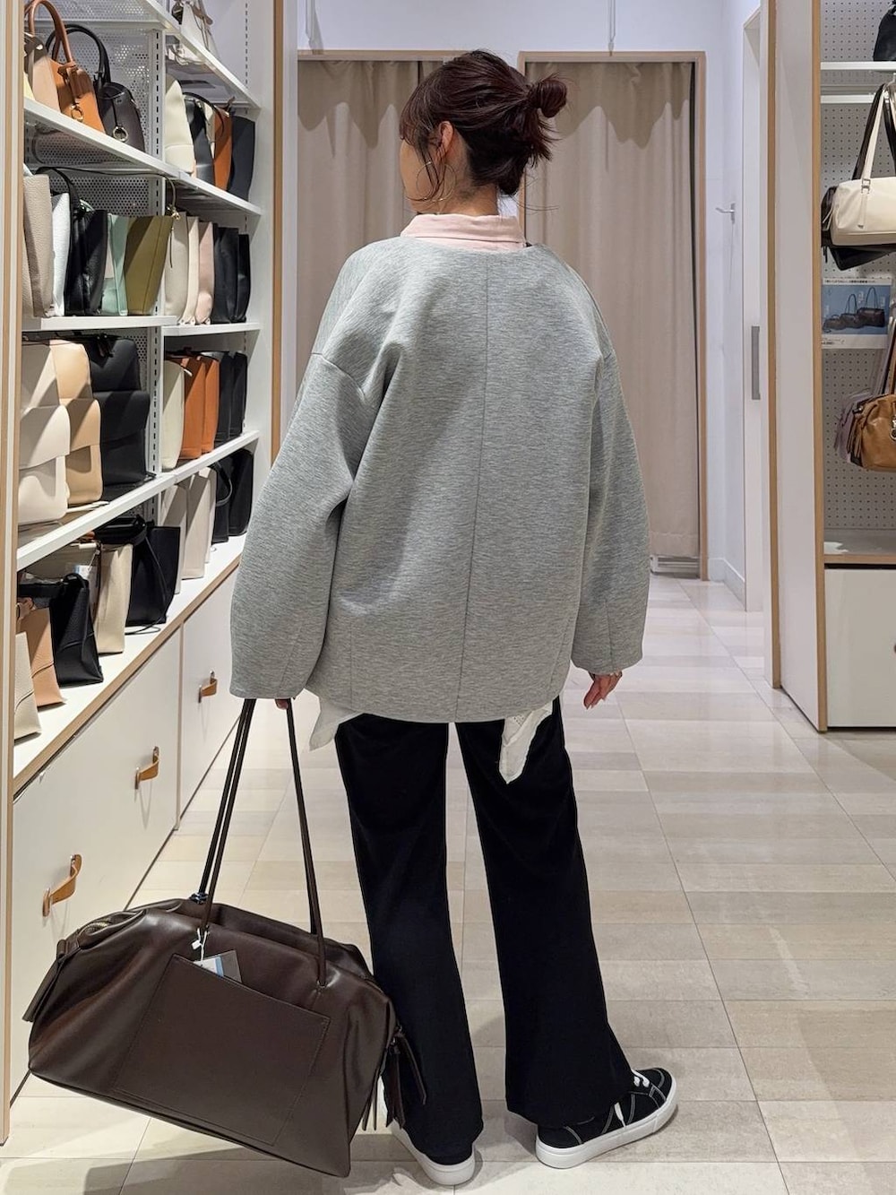 ピンク系のシャツ/ブラウス、ブラック系のその他パンツ、ブラック系のスニーカーを着用したレディースの春コーディネートの7枚目の写真