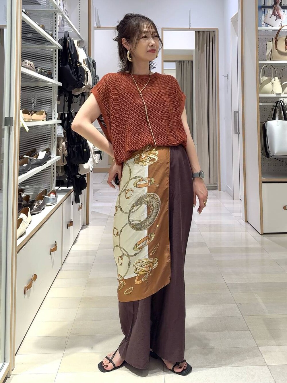 ブラック系のキャミソール、ブラウン系のTシャツ/カットソー、ブラウン系のその他パンツを着用したレディースの夏コーディネートの2枚目の写真