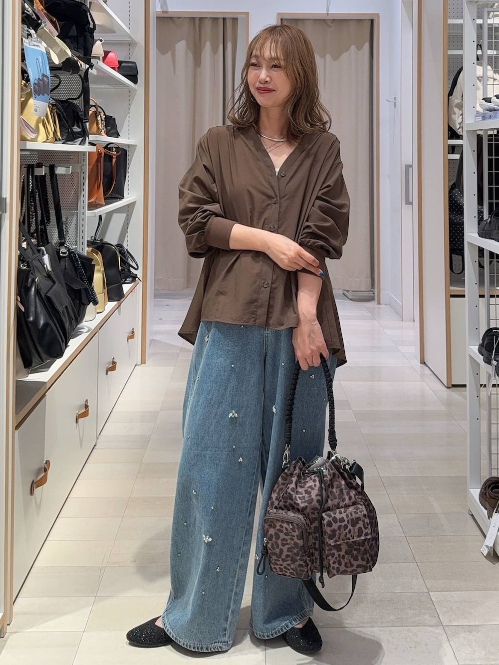 ホワイト系のシャツ/ブラウス、ブルー系のデニムパンツ、グレー系のシャツ/ブラウスを着用したレディースの夏コーディネートの4枚目の写真
