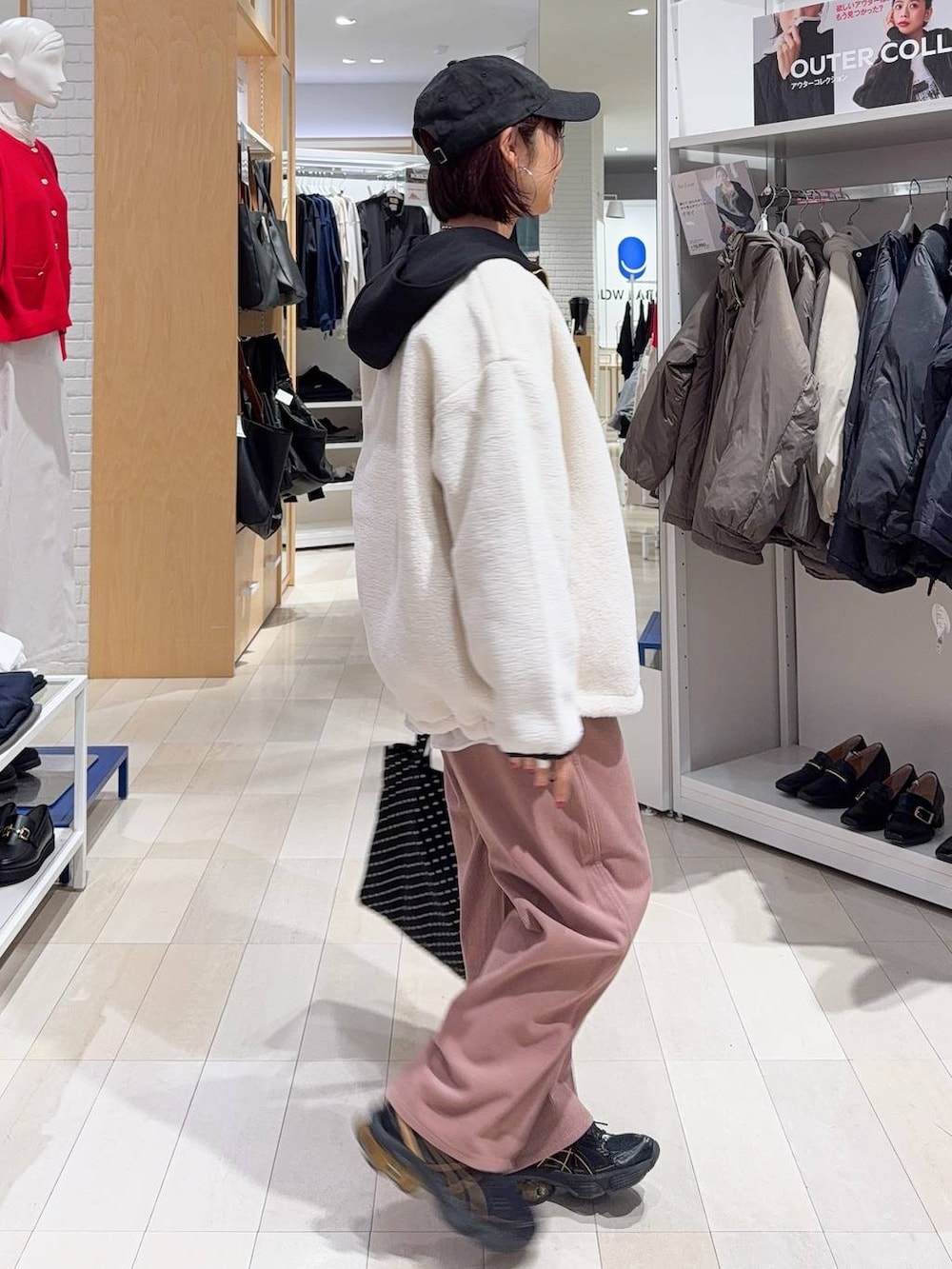 ブラック系のトートバッグ、ホワイト系のブルゾン、ピンク系のその他パンツを着用したレディースの冬コーディネートの3枚目の写真