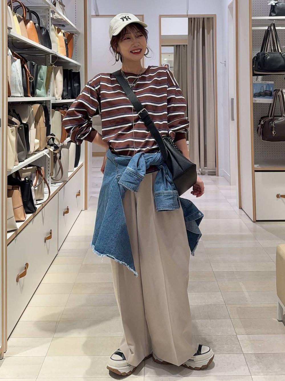 ベージュ系のその他パンツ、ブルー系のシャツ/ブラウス、ブラウン系のTシャツ/カットソーを着用したレディースの春コーディネートの3枚目の写真