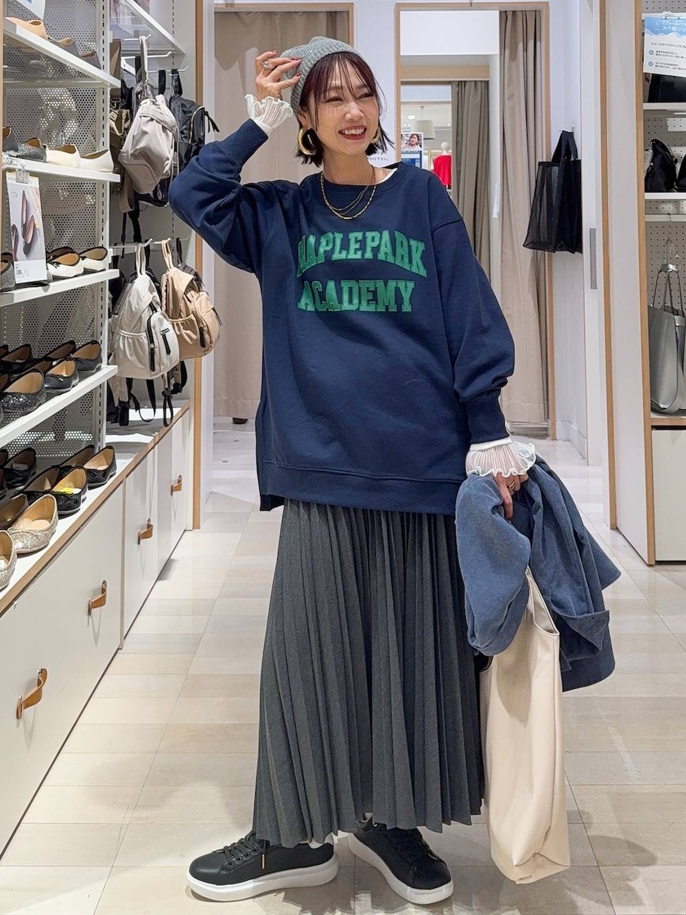 ホワイト系のTシャツ/カットソー、ブルー系のスウェット、ブラウン系のスカートを着用したレディースの秋コーディネートの3枚目の写真