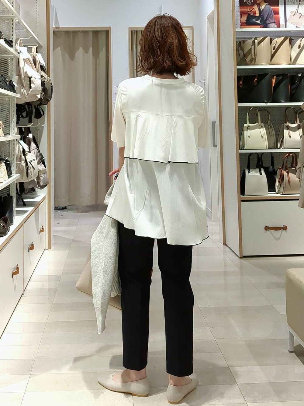 ベージュ系のパンプス、ブラック系のその他パンツ、グレー系のカーディガン/ボレロを着用したレディースの春コーディネートの7枚目の写真