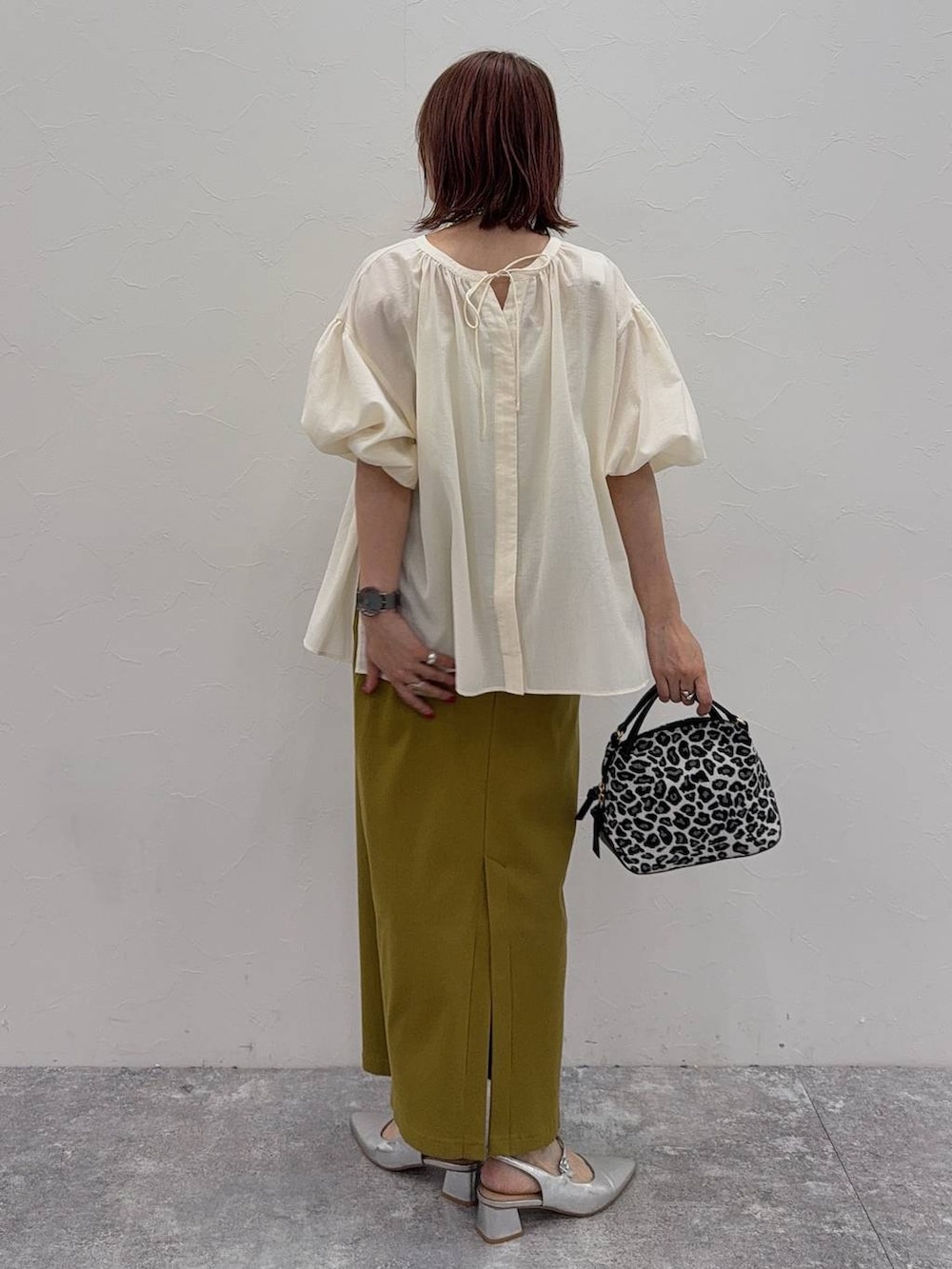 ブラウン系のショルダーバッグ、ホワイト系のキャミソール、ピンク系のデニムパンツを着用したレディースの夏コーディネートの6枚目の写真