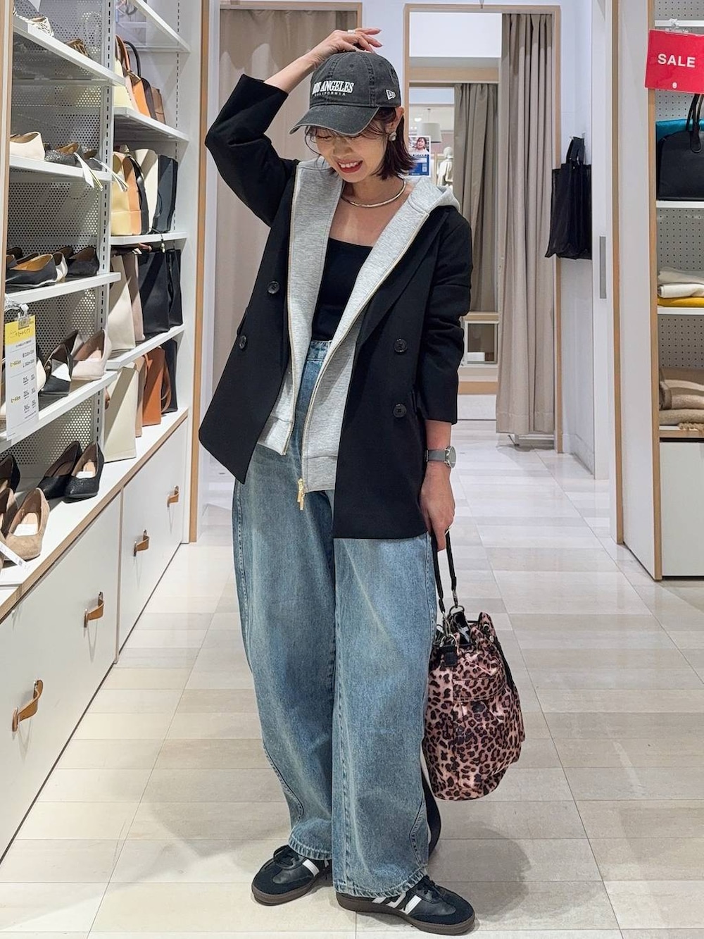 その他のパンプス、ブラック系のキャミソール、ブラック系のTシャツ/カットソーを着用したレディースの冬コーディネートの4枚目の写真