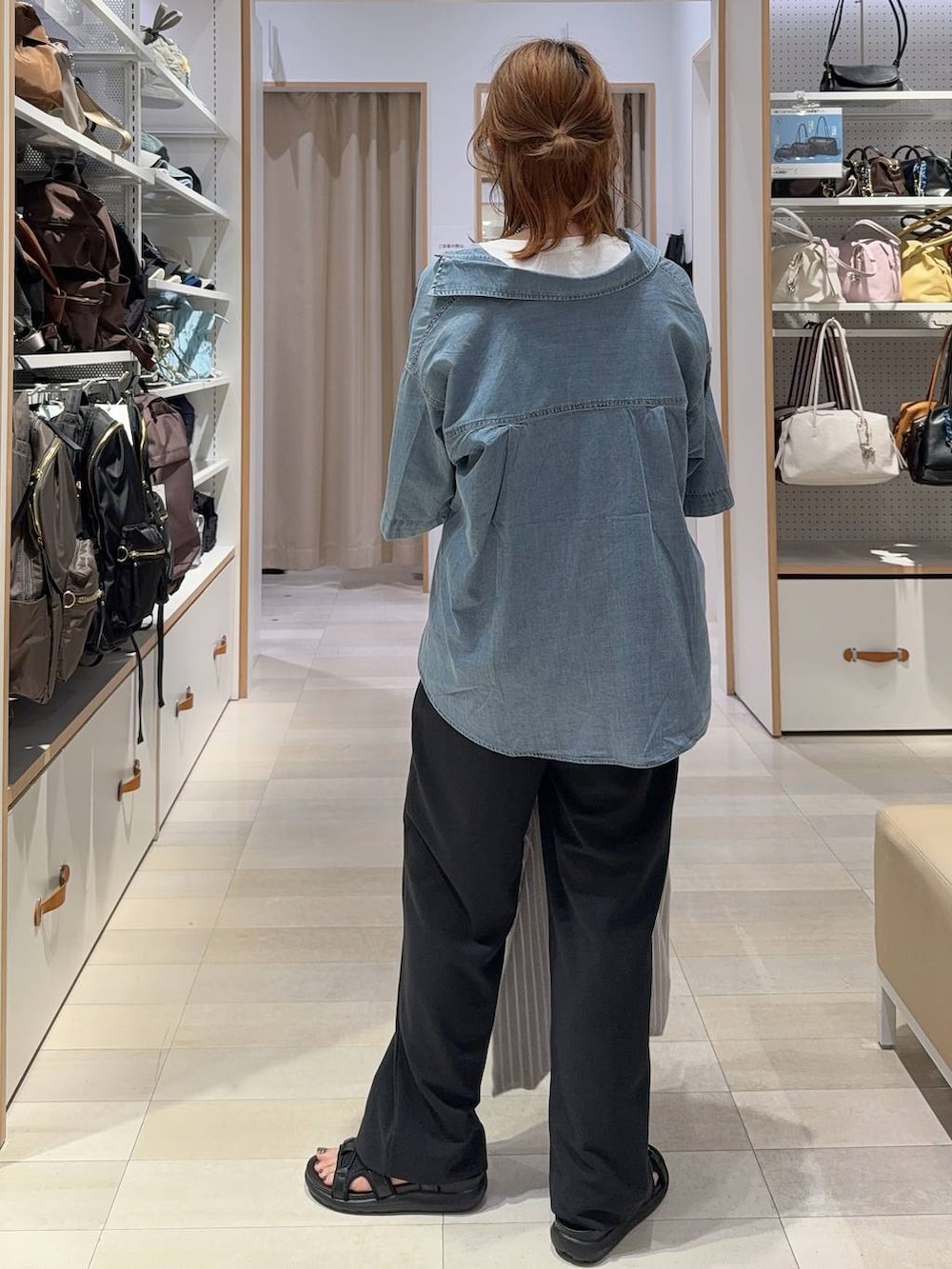 グレー系のトートバッグ、グレー系のその他パンツ、ホワイト系のTシャツ/カットソーを着用したレディースの春コーディネートの5枚目の写真