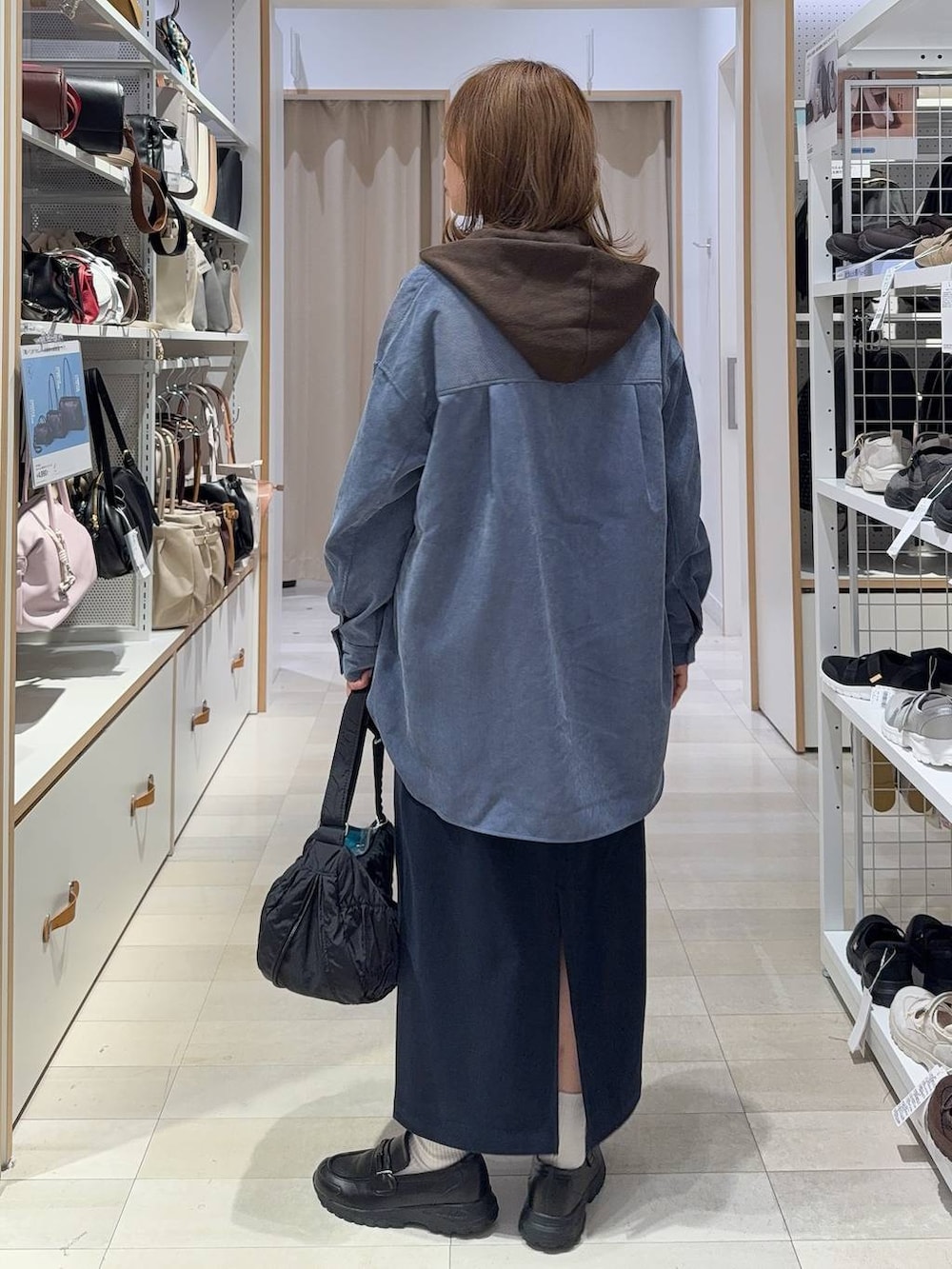 ホワイト系のTシャツ/カットソー、ブルー系のシャツ/ブラウス、ブルー系のスカートを着用したレディースの秋コーディネートの6枚目の写真