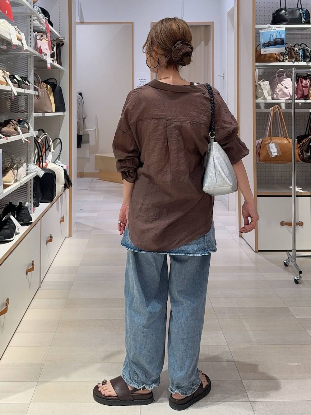 ホワイト系のタンクトップ、ブルー系のデニムパンツ、ブラウン系のシャツ/ブラウスを着用したレディースの夏コーディネートの8枚目の写真
