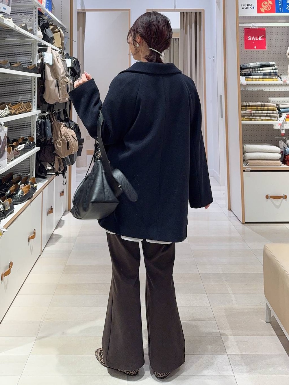 ブルー系のチェスターコート、ホワイト系のTシャツ/カットソー、ブラウン系のその他パンツを着用したレディースの冬コーディネートの7枚目の写真