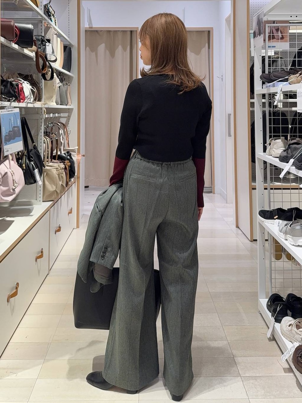 グレー系のその他パンツ、ブラック系のブーツ、ブラック系のトートバッグを着用したレディースの秋コーディネートの7枚目の写真