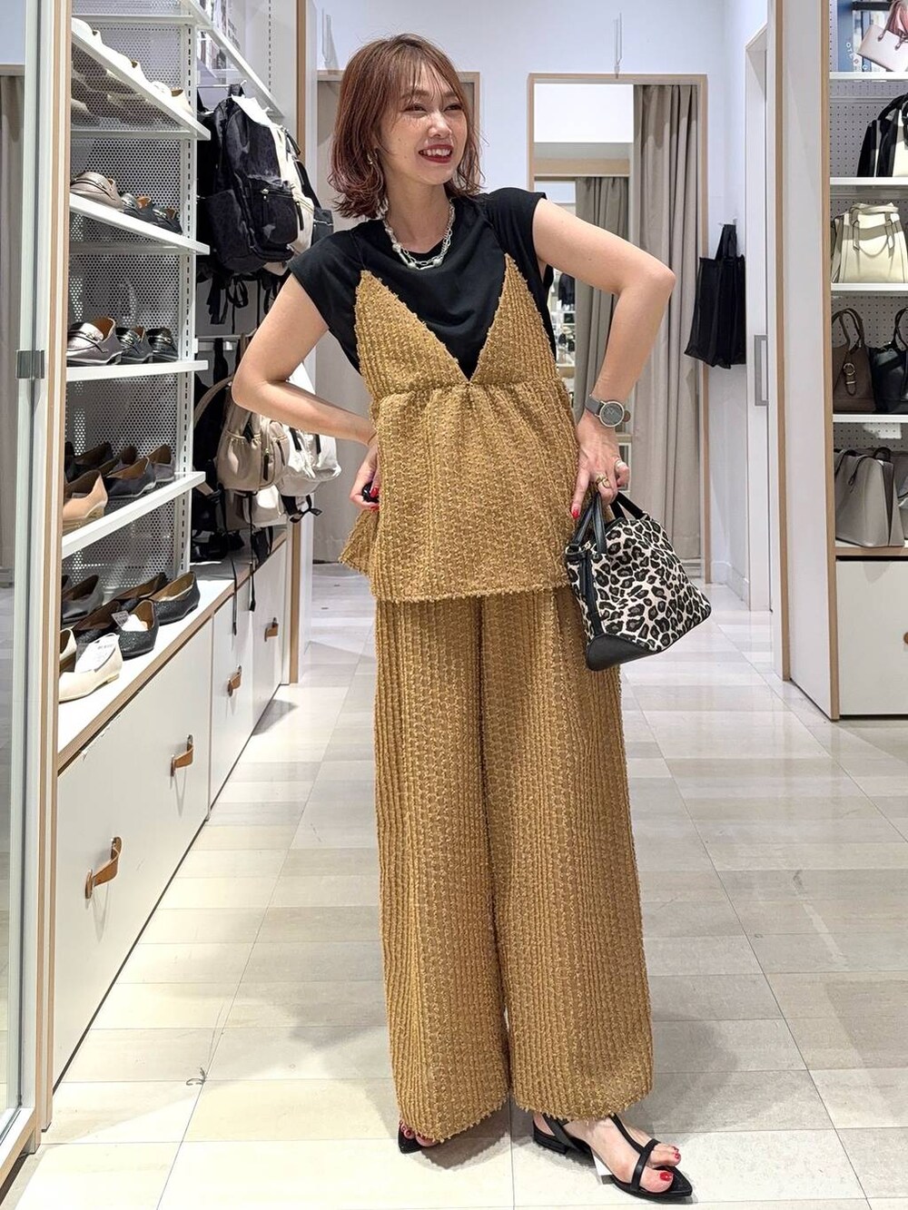 ベージュ系のパンプス、ベージュ系のニット/セーター、ホワイト系のワンピースを着用したレディースの夏コーディネートの4枚目の写真