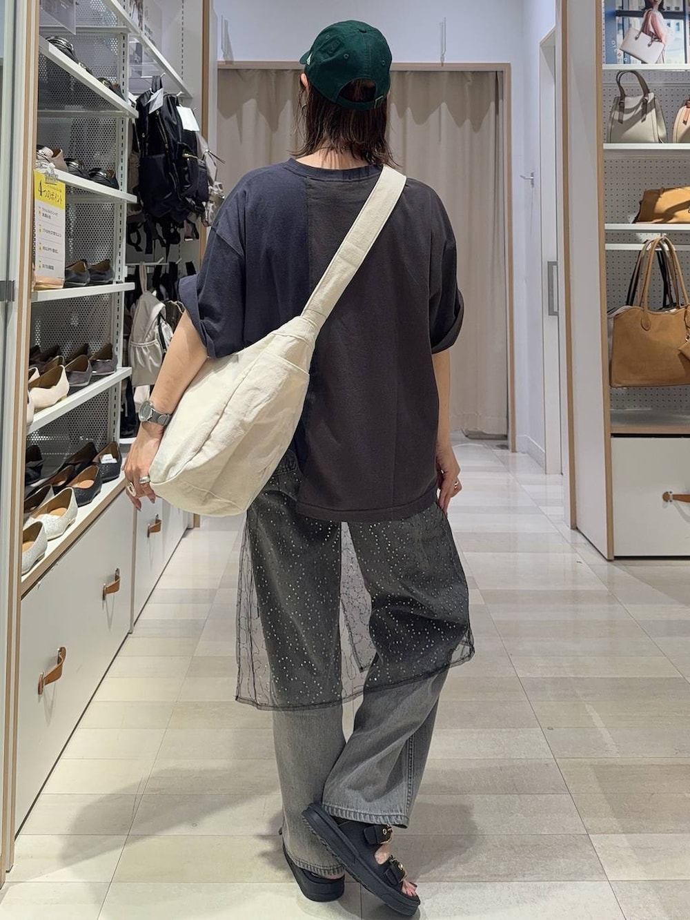 「GLOBAL WORK、きれいめ、ベーシック/シンプル、着痩せ・細見え、ママコーデ、体型カバー、カジュアル」｜「GLOBAL WORKのGOODデニムバギーパンツ/118365（デニムパンツ、グレー系）」を使った、せこ子さん（レディース・159cm）の夏コーディネートの4枚目の写真