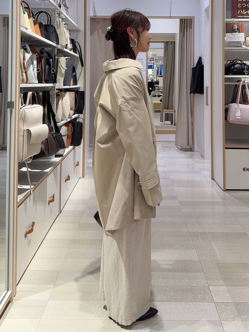 その他のショルダーバッグ、ブラック系のパンプス、ホワイト系のその他パンツを着用したレディースの春コーディネートの6枚目の写真