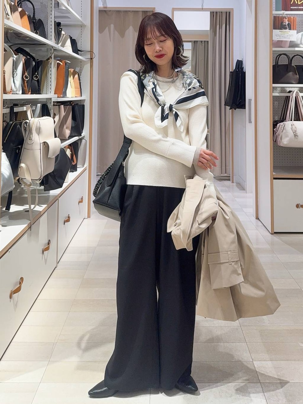 ブラック系のスニーカー、グレー系のバックパック/リュック、ブラック系のシャツ/ブラウスを着用したレディースの冬コーディネートの5枚目の写真