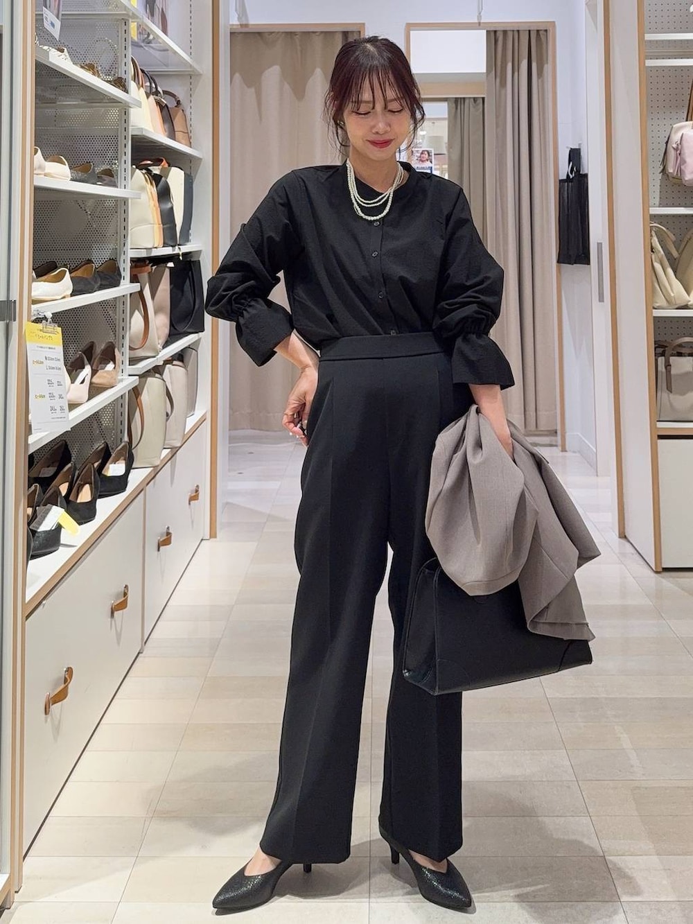 ブラック系のパンプス、ブラック系のショルダーバッグ、ブラック系のその他パンツを着用したレディースの冬コーディネートの2枚目の写真